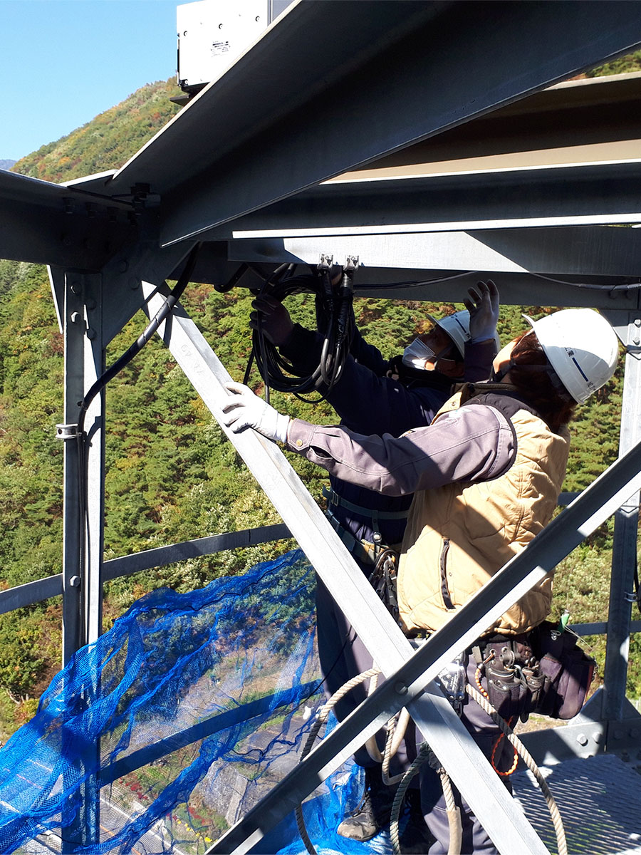 河川監視カメラ設置工事の様子